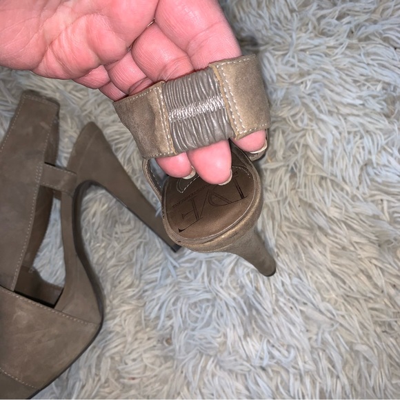 Diane von Furstenberg DVF crisscross suede heel sandals - Picture 4 of 17